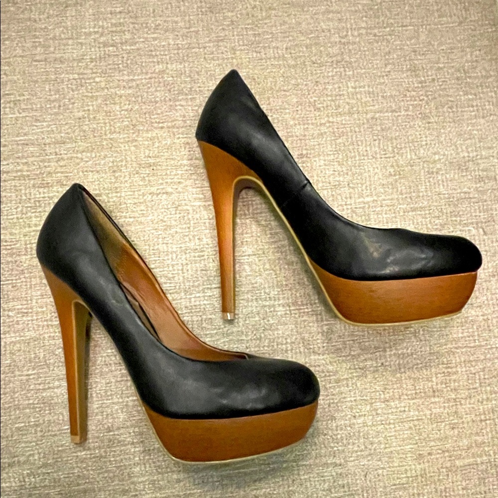Black and wood look pumps
